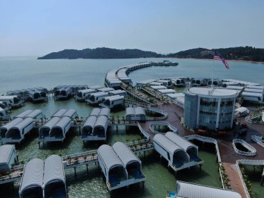 Port Dickson, Negeri Sembilan / Malezya - 25 Ocak 2020: Hibiscus çiçeği ve damga şeklinde oteller ve tatil beldeleri