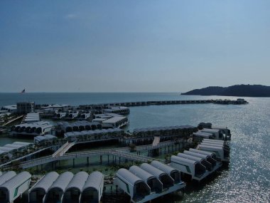 Port Dickson, Negeri Sembilan / Malezya - 25 Ocak 2020: Hibiscus çiçeği ve damga şeklinde oteller ve tatil beldeleri