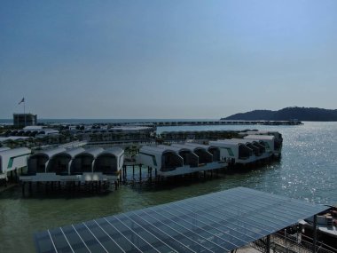 Port Dickson, Negeri Sembilan / Malezya - 25 Ocak 2020: Hibiscus çiçeği ve damga şeklinde oteller ve tatil beldeleri