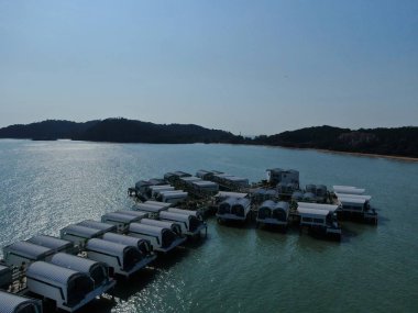 Port Dickson, Negeri Sembilan / Malezya - 25 Ocak 2020: Hibiscus çiçeği ve damga şeklinde oteller ve tatil beldeleri