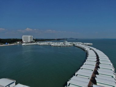 Port Dickson, Negeri Sembilan / Malezya - 25 Ocak 2020: Hibiscus çiçeği ve damga şeklinde oteller ve tatil beldeleri