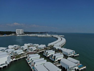Port Dickson, Negeri Sembilan / Malezya - 25 Ocak 2020: Hibiscus çiçeği ve damga şeklinde oteller ve tatil beldeleri
