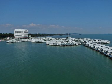 Port Dickson, Negeri Sembilan / Malezya - 25 Ocak 2020: Hibiscus çiçeği ve damga şeklinde oteller ve tatil beldeleri