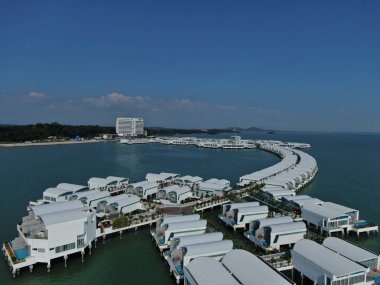 Port Dickson, Negeri Sembilan / Malezya - 25 Ocak 2020: Hibiscus çiçeği ve damga şeklinde oteller ve tatil beldeleri