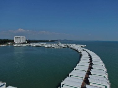 Port Dickson, Negeri Sembilan / Malezya - 25 Ocak 2020: Hibiscus çiçeği ve damga şeklinde oteller ve tatil beldeleri