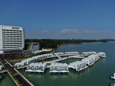 Port Dickson, Negeri Sembilan / Malezya - 25 Ocak 2020: Hibiscus çiçeği ve damga şeklinde oteller ve tatil beldeleri
