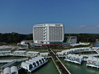 Port Dickson, Negeri Sembilan / Malezya - 25 Ocak 2020: Hibiscus çiçeği ve damga şeklinde oteller ve tatil beldeleri