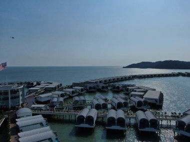 Port Dickson, Negeri Sembilan / Malezya - 25 Ocak 2020: Hibiscus çiçeği ve damga şeklinde oteller ve tatil beldeleri