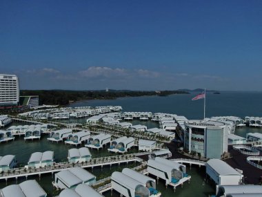 Port Dickson, Negeri Sembilan / Malezya - 25 Ocak 2020: Hibiscus çiçeği ve damga şeklinde oteller ve tatil beldeleri