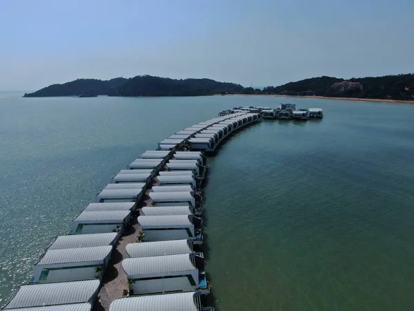 Port Dickson, Negeri Sembilan / Malezya - 25 Ocak 2020: Hibiscus çiçeği ve damga şeklinde oteller ve tatil beldeleri