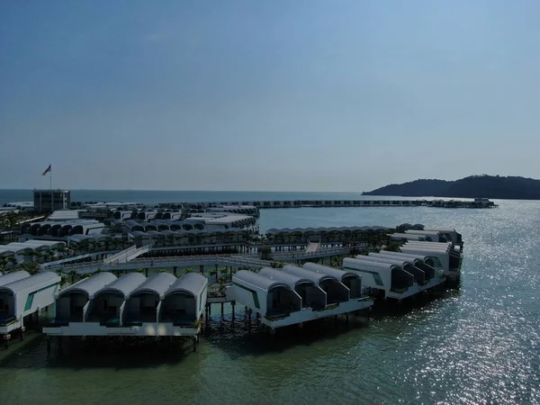 Port Dickson, Negeri Sembilan / Malezya - 25 Ocak 2020: Hibiscus çiçeği ve damga şeklinde oteller ve tatil beldeleri