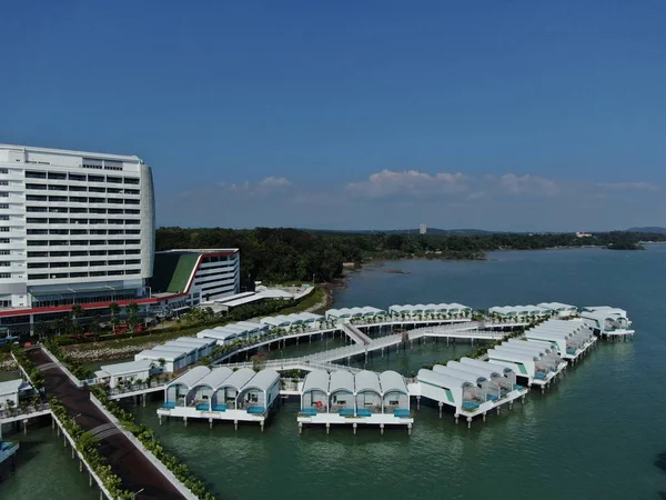 Port Dickson, Negeri Sembilan / Malezya - 25 Ocak 2020: Hibiscus çiçeği ve damga şeklinde oteller ve tatil beldeleri
