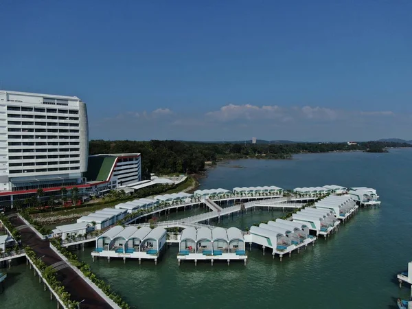 Port Dickson, Negeri Sembilan / Malezya - 25 Ocak 2020: Hibiscus çiçeği ve damga şeklinde oteller ve tatil beldeleri