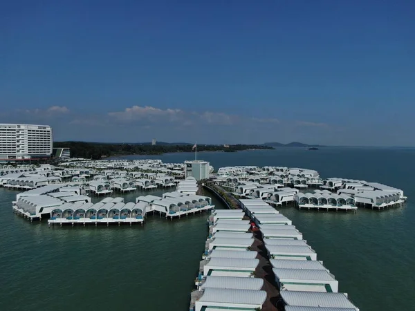 Port Dickson, Negeri Sembilan / Malezya - 25 Ocak 2020: Hibiscus çiçeği ve damga şeklinde oteller ve tatil beldeleri