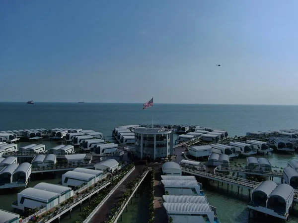 Port Dickson, Negeri Sembilan / Malezya - 25 Ocak 2020: Hibiscus çiçeği ve damga şeklinde oteller ve tatil beldeleri