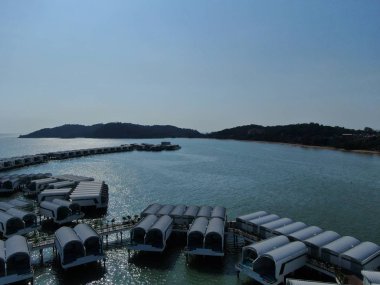 Port Dickson, Negeri Sembilan / Malezya - 25 Ocak 2020: Hibiscus çiçeği ve damga şeklinde oteller ve tatil beldeleri