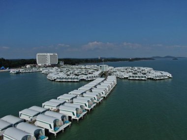 Port Dickson, Negeri Sembilan / Malezya - 25 Ocak 2020: Hibiscus çiçeği ve damga şeklinde oteller ve tatil beldeleri
