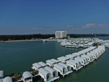 Port Dickson, Negeri Sembilan / Malezya - 25 Ocak 2020: Hibiscus çiçeği ve damga şeklinde oteller ve tatil beldeleri