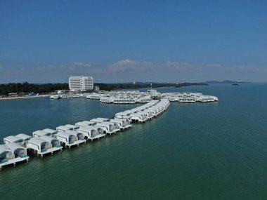 Port Dickson, Negeri Sembilan / Malezya - 25 Ocak 2020: Hibiscus çiçeği ve damga şeklinde oteller ve tatil beldeleri
