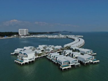 Port Dickson, Negeri Sembilan / Malezya - 25 Ocak 2020: Hibiscus çiçeği ve damga şeklinde oteller ve tatil beldeleri