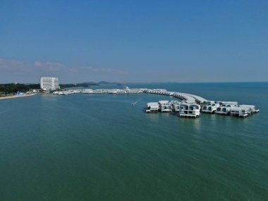 Port Dickson, Negeri Sembilan / Malezya - 25 Ocak 2020: Hibiscus çiçeği ve damga şeklinde oteller ve tatil beldeleri