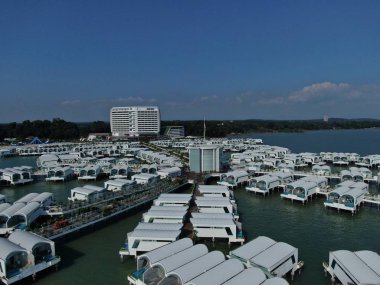 Port Dickson, Negeri Sembilan / Malezya - 25 Ocak 2020: Hibiscus çiçeği ve damga şeklinde oteller ve tatil beldeleri