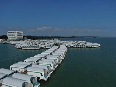 Port Dickson, Negeri Sembilan / Malezya - 25 Ocak 2020: Hibiscus çiçeği ve damga şeklinde oteller ve tatil beldeleri