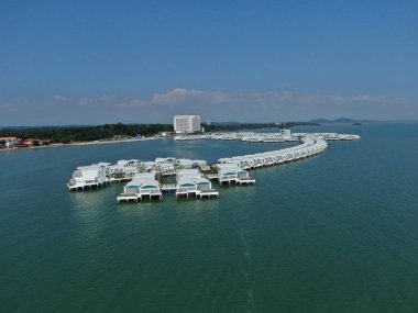 Port Dickson, Negeri Sembilan / Malezya - 25 Ocak 2020: Hibiscus çiçeği ve damga şeklinde oteller ve tatil beldeleri