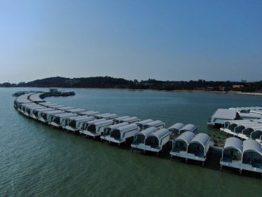 Port Dickson, Negeri Sembilan / Malezya - 25 Ocak 2020: Hibiscus çiçeği ve damga şeklinde oteller ve tatil beldeleri