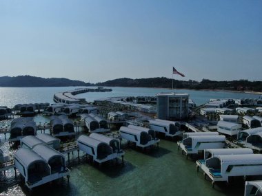 Port Dickson, Negeri Sembilan / Malezya - 25 Ocak 2020: Hibiscus çiçeği ve damga şeklinde oteller ve tatil beldeleri