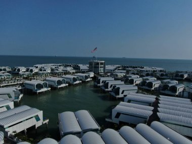 Port Dickson, Negeri Sembilan / Malezya - 25 Ocak 2020: Hibiscus çiçeği ve damga şeklinde oteller ve tatil beldeleri