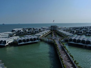 Port Dickson, Negeri Sembilan / Malezya - 25 Ocak 2020: Hibiscus çiçeği ve damga şeklinde oteller ve tatil beldeleri