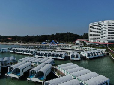 Port Dickson, Negeri Sembilan / Malezya - 25 Ocak 2020: Hibiscus çiçeği ve damga şeklinde oteller ve tatil beldeleri