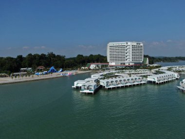 Port Dickson, Negeri Sembilan / Malezya - 25 Ocak 2020: Hibiscus çiçeği ve damga şeklinde oteller ve tatil beldeleri