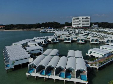 Port Dickson, Negeri Sembilan / Malezya - 25 Ocak 2020: Hibiscus çiçeği ve damga şeklinde oteller ve tatil beldeleri