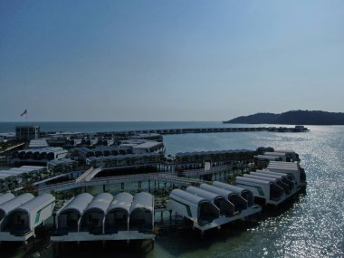 Port Dickson, Negeri Sembilan / Malezya - 25 Ocak 2020: Hibiscus çiçeği ve damga şeklinde oteller ve tatil beldeleri