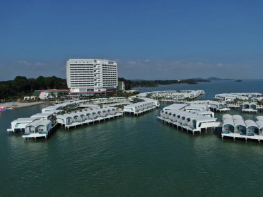 Port Dickson, Negeri Sembilan / Malezya - 25 Ocak 2020: Hibiscus çiçeği ve damga şeklinde oteller ve tatil beldeleri