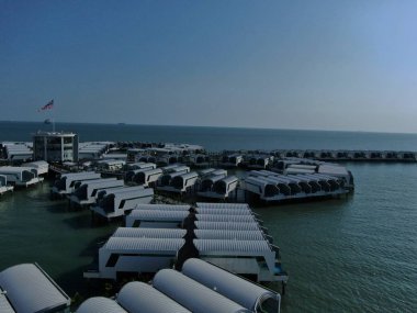 Port Dickson, Negeri Sembilan / Malezya - 25 Ocak 2020: Hibiscus çiçeği ve damga şeklinde oteller ve tatil beldeleri