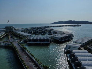 Port Dickson, Negeri Sembilan / Malezya - 25 Ocak 2020: Hibiscus çiçeği ve damga şeklinde oteller ve tatil beldeleri