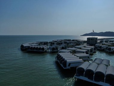 Port Dickson, Negeri Sembilan / Malezya - 25 Ocak 2020: Hibiscus çiçeği ve damga şeklinde oteller ve tatil beldeleri