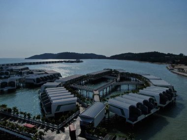 Port Dickson, Negeri Sembilan / Malezya - 25 Ocak 2020: Hibiscus çiçeği ve damga şeklinde oteller ve tatil beldeleri