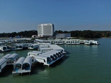 Port Dickson, Negeri Sembilan / Malezya - 25 Ocak 2020: Hibiscus çiçeği ve damga şeklinde oteller ve tatil beldeleri