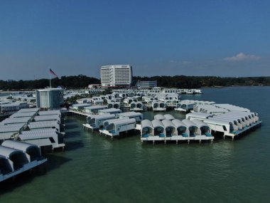 Port Dickson, Negeri Sembilan / Malezya - 25 Ocak 2020: Hibiscus çiçeği ve damga şeklinde oteller ve tatil beldeleri