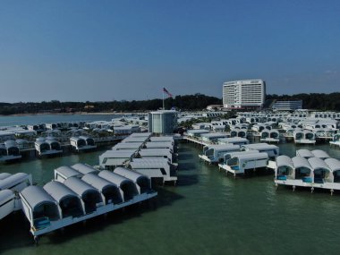 Port Dickson, Negeri Sembilan / Malezya - 25 Ocak 2020: Hibiscus çiçeği ve damga şeklinde oteller ve tatil beldeleri