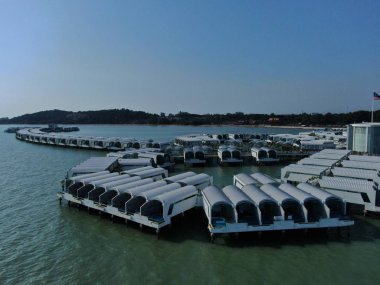 Port Dickson, Negeri Sembilan / Malezya - 25 Ocak 2020: Hibiscus çiçeği ve damga şeklinde oteller ve tatil beldeleri