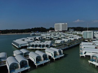 Port Dickson, Negeri Sembilan / Malezya - 25 Ocak 2020: Hibiscus çiçeği ve damga şeklinde oteller ve tatil beldeleri