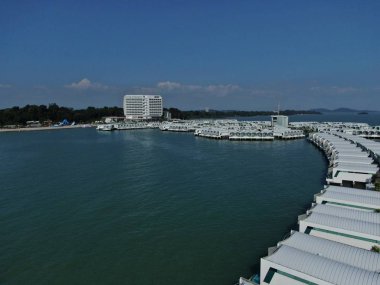 Port Dickson, Negeri Sembilan / Malezya - 25 Ocak 2020: Hibiscus çiçeği ve damga şeklinde oteller ve tatil beldeleri