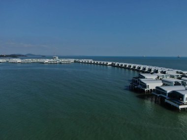 Port Dickson, Negeri Sembilan / Malezya - 25 Ocak 2020: Hibiscus çiçeği ve damga şeklinde oteller ve tatil beldeleri