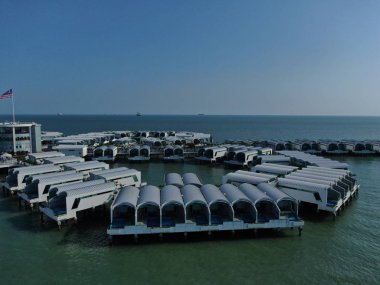 Port Dickson, Negeri Sembilan / Malezya - 25 Ocak 2020: Hibiscus çiçeği ve damga şeklinde oteller ve tatil beldeleri