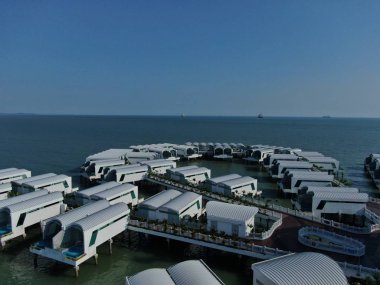 Port Dickson, Negeri Sembilan / Malezya - 25 Ocak 2020: Hibiscus çiçeği ve damga şeklinde oteller ve tatil beldeleri